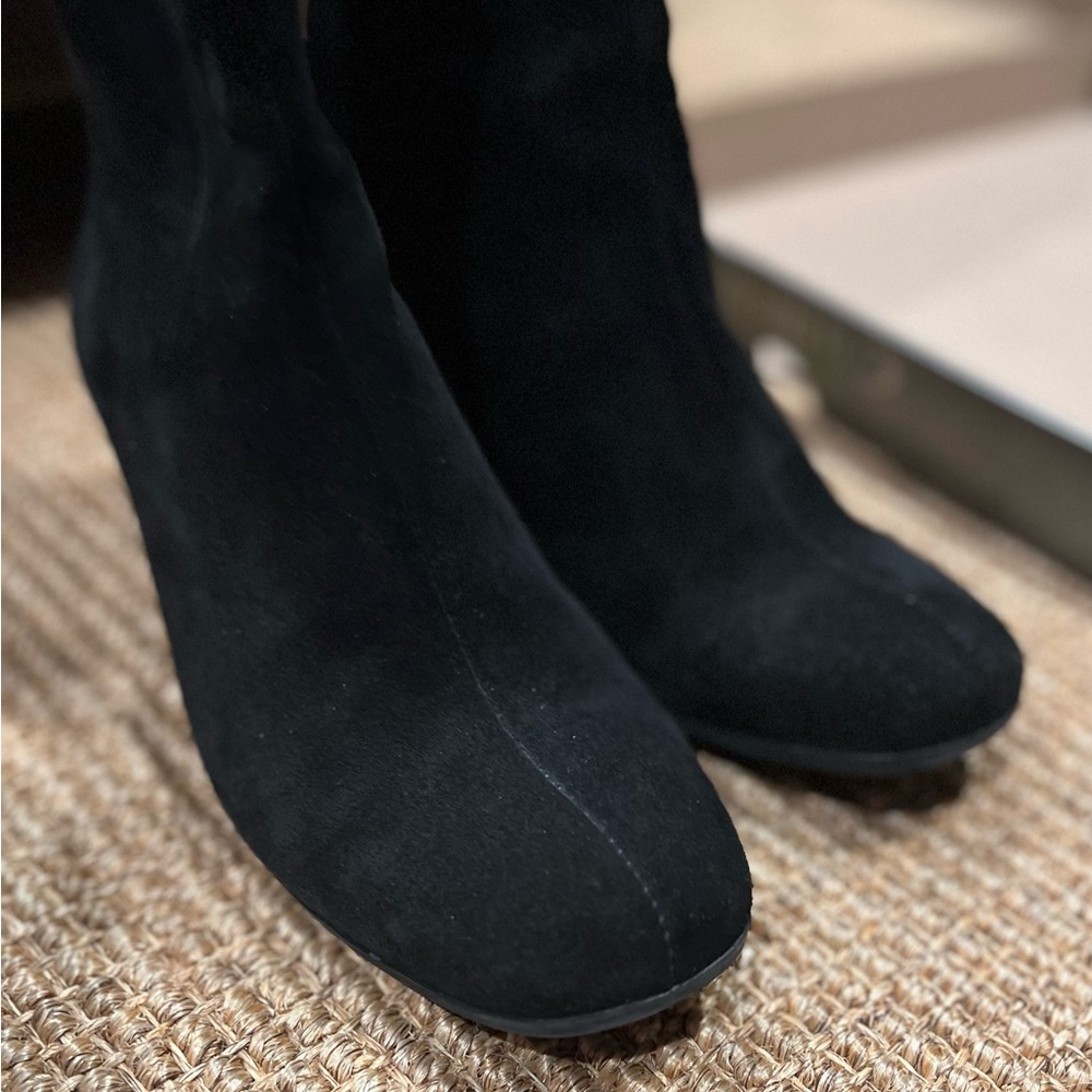 La Canadienne Jodie, black suede booties, size 7, medium - Picture 8 of 8